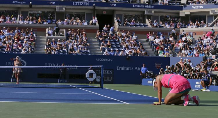 afbrudt. Peng Shuai falder sammen med krampe i andet sæt af semifinalen ved US Open, som Caroline Wozniacki førte 7-6, 4-3, før kampen blev afbrudt til danskerens fordel. 