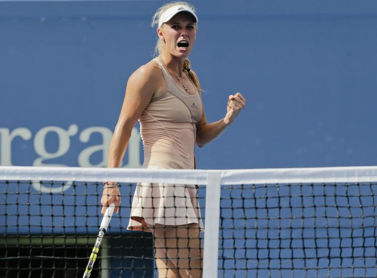 drama. Caroline Wozniacki var i perioder presset af en stærktspillende Peng Shuai i semifinalen i US Open, men danskeren kæmpede sig ind i kampen. 