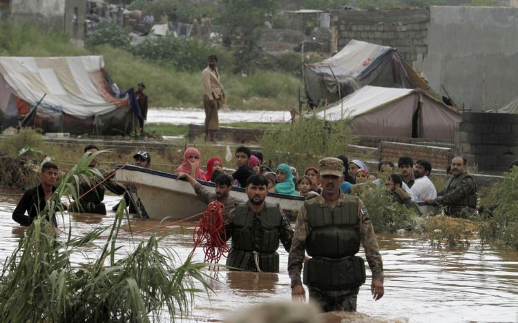 Nedbør. Det har regnet kraftigt i Pakistan, hvor mange mennesker er dræbt og hundredevis af hjem ødelagt. 
