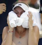 fokus. Caroline Wozniacki køler sig ned med is i et håndklæde i heden i New York under semifinalen i US Open. 
