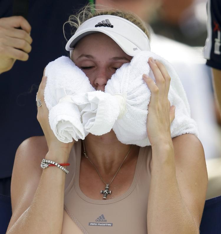 fokus. Caroline Wozniacki køler sig ned med is i et håndklæde i heden i New York under semifinalen i US Open. 