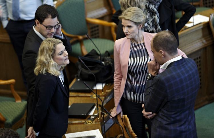 dagpengefront. Enhedslistens politiske ordfører Johanne Schmidt-Nielsen spidser albuerne forud for de kommende finanslovsforhandlinger, hvor dagpengespørgsmålet bliver et kardinalpunkt for støttepartiet. 