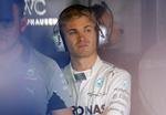 frustration. Nico Rosberg venter i pitten, mens mekanikere arbejder på at finde fejlen ved Mercedes-gearkassen. 
