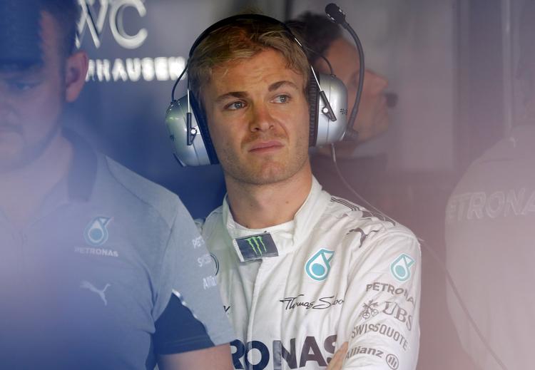 frustration. Nico Rosberg venter i pitten, mens mekanikere arbejder på at finde fejlen ved Mercedes-gearkassen. 