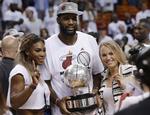 finaleklar. Miami Heats Greg Oden fremviser trofæet for at have vundet Eastern Conference flankeret af Serena Williams og Caroline Wozniacki, der var til basketkamp efter at være sendt ud af French Open. 