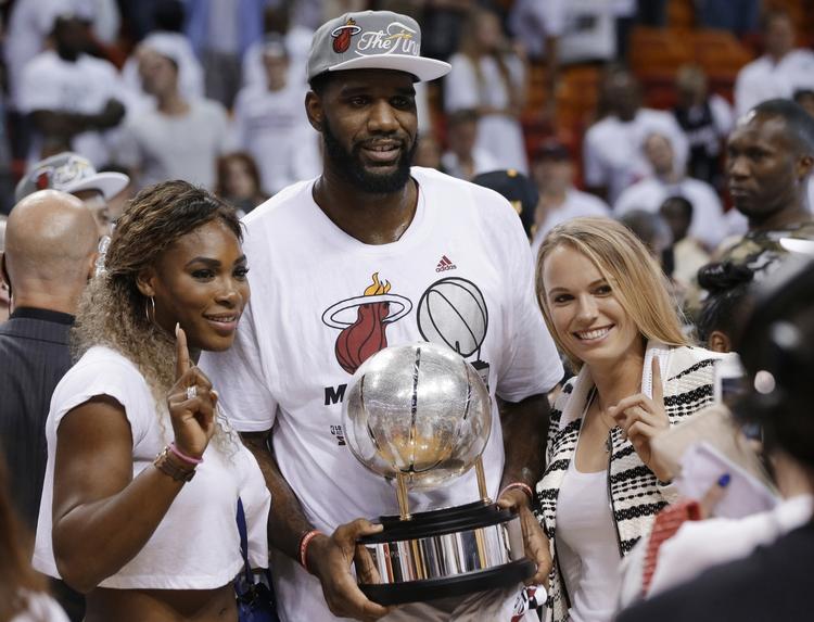 finaleklar. Miami Heats Greg Oden fremviser trofæet for at have vundet Eastern Conference flankeret af Serena Williams og Caroline Wozniacki, der var til basketkamp efter at være sendt ud af French Open. 
