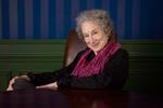 fremtiden. Forfatteren Margaret Atwood skal skrive en bog, der først kan løses om 100 år. 