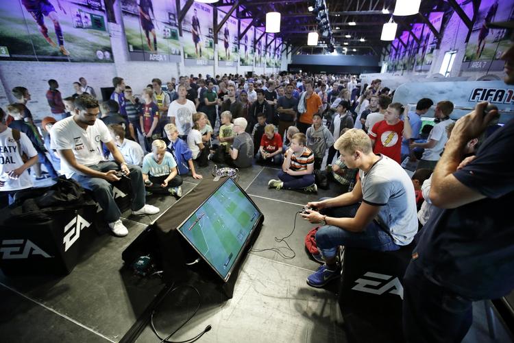 Konkurrence. Elektroniske sportsgrene som fodboldspillet FIFA vinder frem, og der er både penge og prestige at hente, hvis man er blandt de bedste. I dag kæmpede 512 FIFA-spillere om at blive Danmarks bedste. 