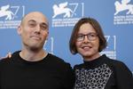 Filmfest. Den amerikanske instruktør Joshua Oppenheimer sammen med hans danske producent Signe Byrge, ved en fotoseancen på filmfestivalen i Venedig, hvor deres film 'The Look of Silence'  til aften vandt Juryens Store Pris. 