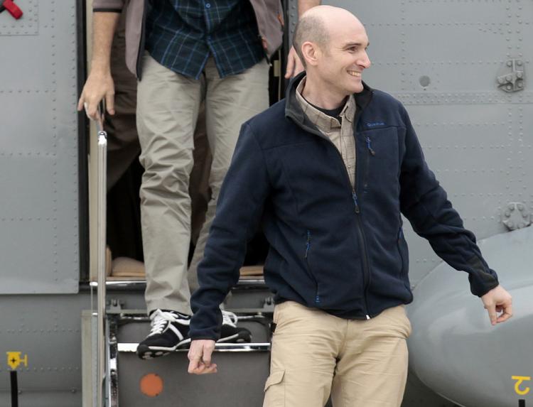 gidsel. Det tidligere franske gidsel, journalisten Nicolas Henin, ankommer her i april til Villacoublay militærbasen udenfor Paris efter sin løsladelse fra Islamisk Stat. Han sad fanget gennem ti måneder - sammen med blandt andet James Foley. 