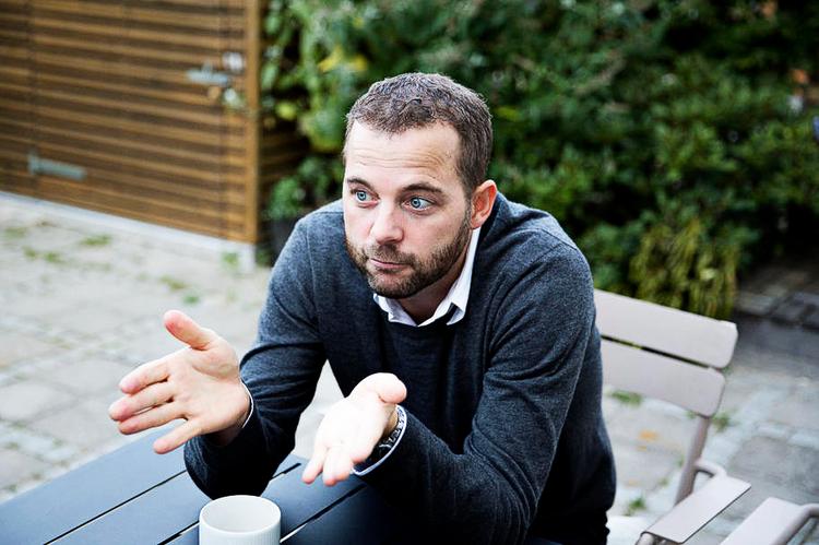 Håndsrækning. Morten Østergaard afviser som ny radikal leder kravet om kortere genoptjening af dagpengeretten. Han vil fokusere på de allersvageste i samfundet. 