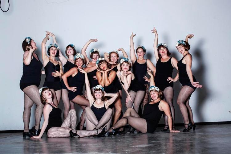 Strømpeben. 17 piger skal danse i Vega i morgen. De blev udvalgt ved en audition i juni. Dog kunne kun de 14 være til stede, da billederne blev taget. 