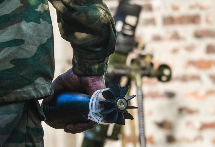 Konflikt. En prorussisk separatist i Donetsk er bevævnet med en morter. Spørgsmålet er, om våbenhvilen kan holde. 