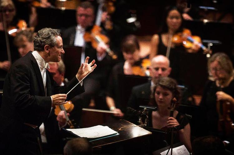 forventninger. Fabio Luisi træder til som chefdirigent for DR SymfoniOrkestret i 2017, men torsdag og fredag viste han, hvilke takter man kan forvente fra ham om tre år: Det bliver en fest for orkestret at spille med ham, men også et slid. 