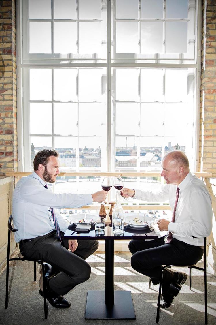 SAMVÆR. Danskerne skal i højere grad samle sig om maden, tale om den og lave den sammen, mener fødevareminister Dan Jørgensen (S) og landbrugsdirektør Søren Gade. Foto: Janus Engel 