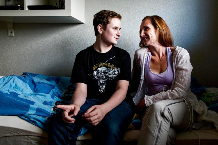 FÆLLES. Mange angstramte føler sig alene med deres problemer, så første skridt er at få sat ord på. En systematisk plan hjalp Lukas, så han med støtte fra sin mor, Agata, gradvis fik mod på igen at bevæge sig uden for en dør. 