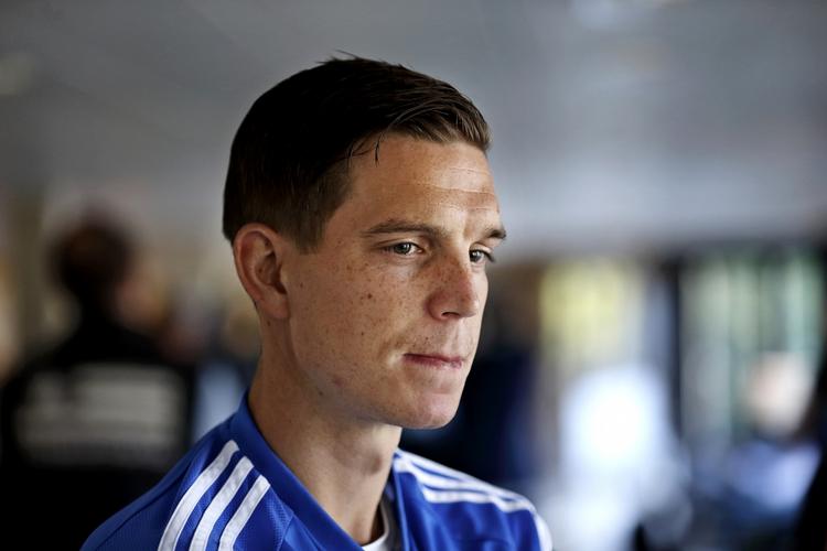 TILSKUER. Daniel Agger må se kampen fra tribunen i aften. 