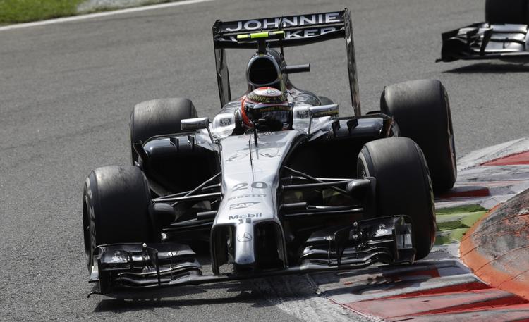 Ræs. Kevin magnussen i en kurve på Monza-banen i dag. 