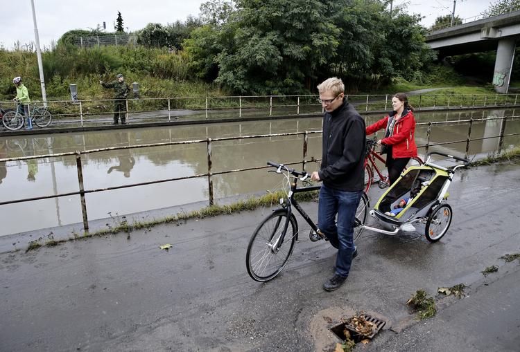 Skader. Voldsomme oversvømmelser prægede København efter det kraftige skybrud. Her Lersø Park Alle, der er dækket af vand. Nu skal forsvarsministeren redegøre for beredskabet efter skybruddet.. 