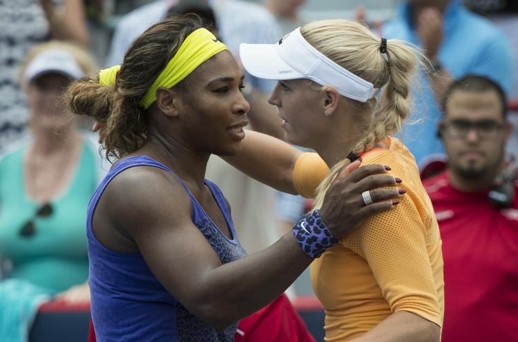 sammenligning. Serena Williams (tv) og Caroline Wozniacki siger tak for kampen efter opgøret i Rogers Cup i Montreal 8. august. Amerikaneren vandt ved den lejlighed 4-6, 7-5, 7-5 over danskeren. 
