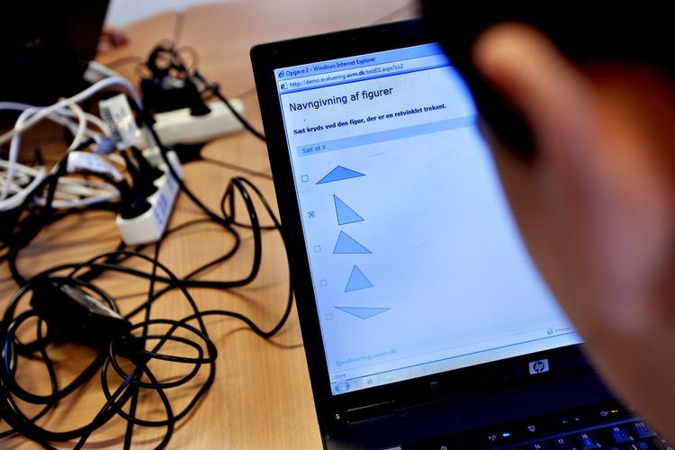 Måling. Eleverne i folkeskolen skal testes hyppigere, mener Venstre. 