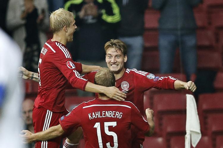 hovedstød. Danmarks Nicolai Boilesen, Nicklas Bendtner og Thomas Kahlenberg jubler efter sidstnævntes scoring til 2-1. 
