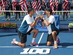 100. Finalesejren i US Open var nummer 100 for Bob (tv.) og Mike Bryan, der nu har vundet 16 grandslamtitler. 