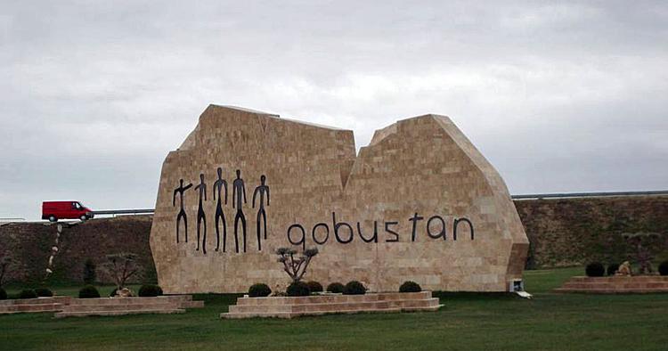 Velkommen. Gobustan ligger 54 kilometer sydøst fra Aserbajdsjans boomende hovestad Baku. 