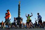 Jubel. Glade og veloplagte løbere lige efter starten påm sidste års Berlin Marathon. 