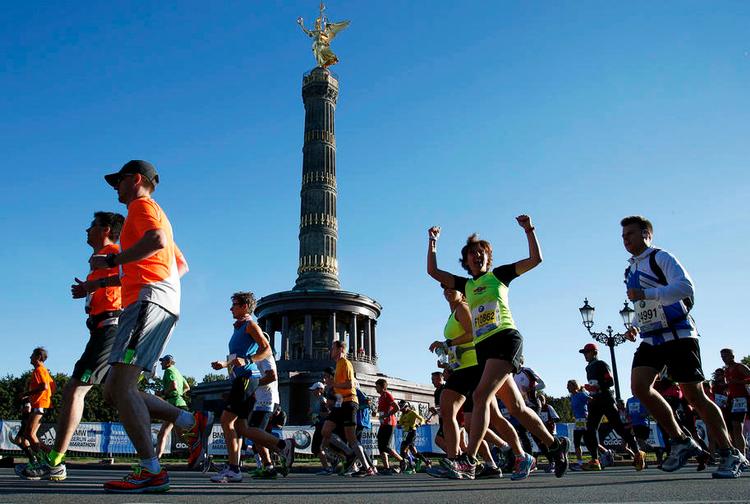 Jubel. Glade og veloplagte løbere lige efter starten påm sidste års Berlin Marathon. 