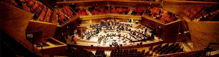 Den store koncertsal tegnet af Jean Nouvel er glødende varm, en gylden hule, der stemmer sindet til at åbne sig og lade musikken komme ind. 