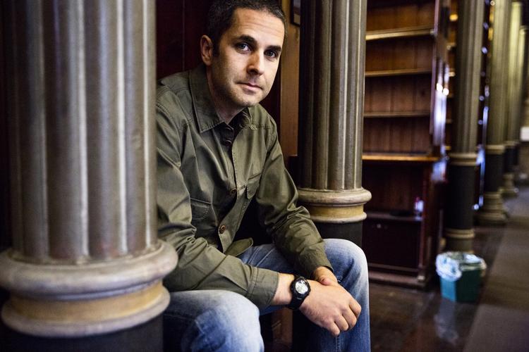 Bestseller. Forfatteren Tom Rachman er kendt for romanen 'De ufuldkomne', der udkom for et par år siden. Nu er han aktuel igen. 