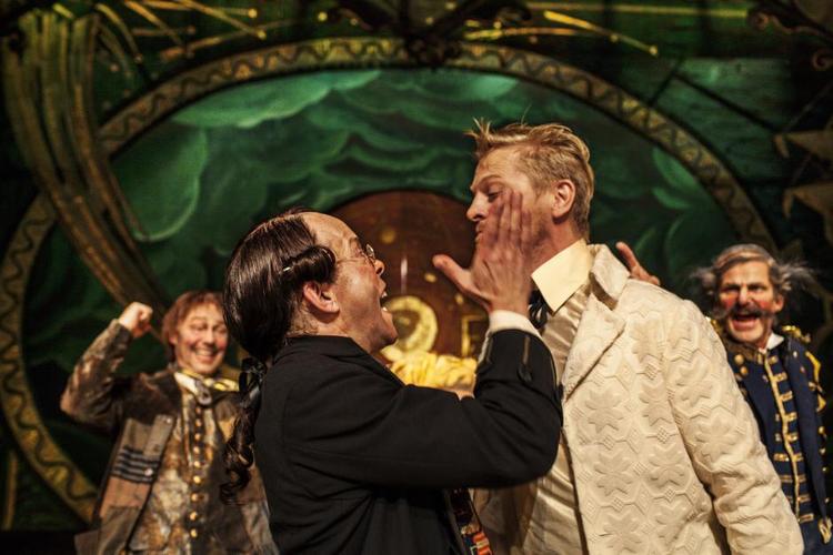 BASTA! Som i dagens meningsmålingsdemokrati gælder det om at battle med ord ikke med viden - og lidt fysisk magt skader aldrig (Søren Sætter-Lassen og Thure Lindhardt). 