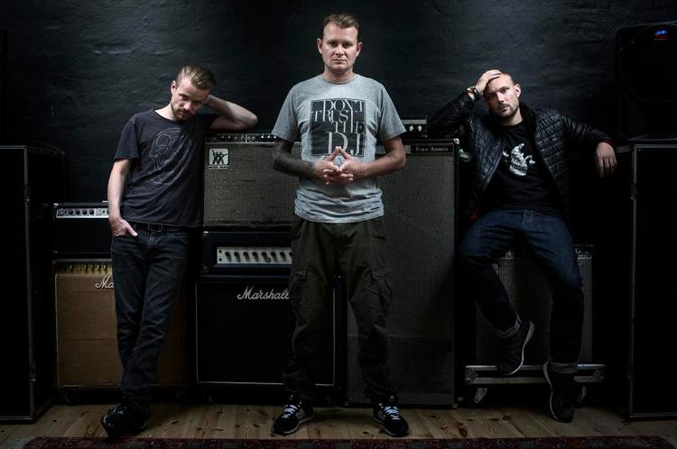 Fortsætter. Rune Rask, Bai-D og Orgi-E er tilbage som Suspekt i storform med opfølgeren til 'Elektra', der strøg til tops på hitlisten og solgte 15.000 eksemplarer. 