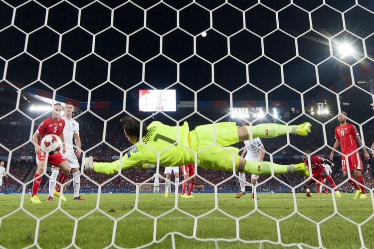 keeper. I denne omgang redder Yann Sommer et engelsk forsøg, men to gange måtte den schweiske målmand give fortabt. 