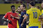 Kvalkamp. David Alaba (til venstre) kom på scoringstavnlen - i modsætning til Zlatan Ibrahimovic. 