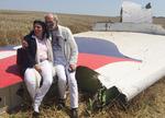 Sorg. Jerzy Dyczynski og Angela Rudhart-Dyczynski på en del af vraget efter Malaysia Airlines-flyet MH17, der styrtede ned i Ukraine. Datteren Fatima var blandt de dræbte. I dag kommer en hollandsk rapport om flyulykken. 
