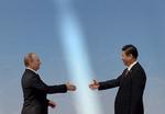 solgt! Vladimir Putin og hans kinesiske præsidentkollega, Xi Jinping, beseglede i maj en kæmpe gaskontrakt med et håndtryk. 