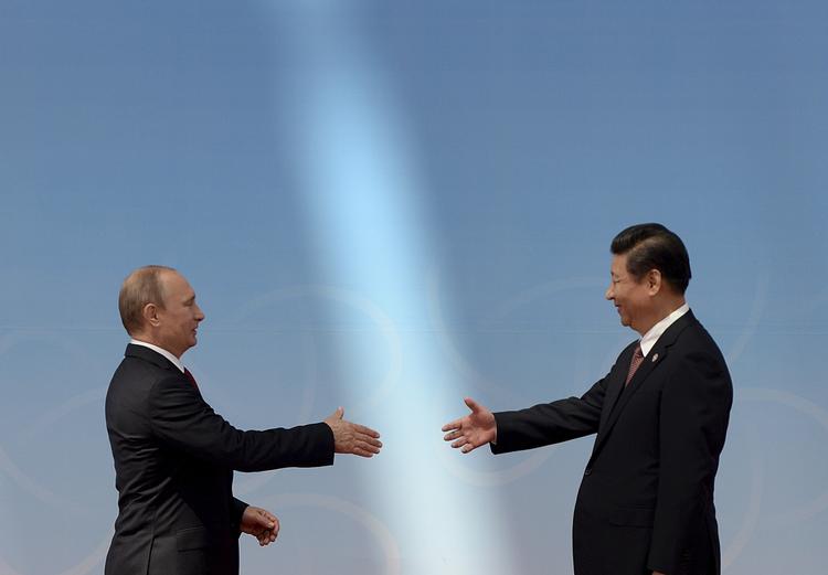 solgt! Vladimir Putin og hans kinesiske præsidentkollega, Xi Jinping, beseglede i maj en kæmpe gaskontrakt med et håndtryk. 
