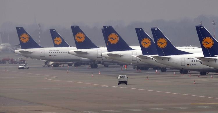 STREJKE. Flere af Lufthansas fly bliver på jorden på mandag. 