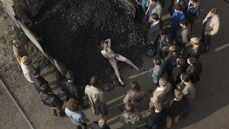 udstillet. Kvindelige sexfantasier udgør en betragtelig del af von Triers 'Nymphomaniac'. Her en nymfomans fantasi om sort kul og hvid hud set af det maskuline blik. 