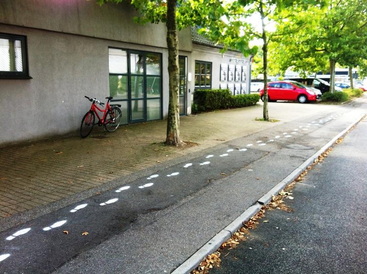 Gadeplan. I Allerød blev Mungo Parks kommunikationschef noget overrasket over at se malede fodspor foran teatret til morgen. 