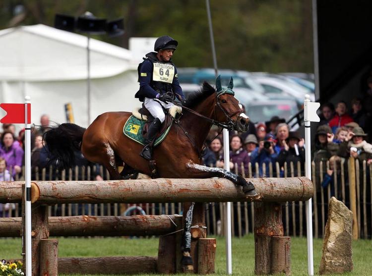 fejlvurdering. Peter Flarup og Calista E når ikke ud over forhindring nr. 8 på terrænbanen ved Badminton Horse Trials i England i maj, der er et af militarysportens sværeste stævner. Parret styrtede, og selv om det så voldsomt ud, er både hest og rytter igen friske og klar til VM. At en så garvet rytter som Peter Flarup kan komme i så store problemer, viser, hvor svær sporten er på højeste niveau, og bl.a. det har fået Dansk Ride Forbund til holde ellers VM- kvalificerede ryttere hjemme. Arkivfoto: Steve Parsons/AP 