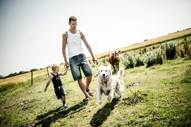 Gymnasielærer. Hobros forsvarskrumtap Mads Justesen er til daglig gymnasielærer på Mariagerfjord Gymnasium. Efter holdets overraskende oprykning har han valgt at arbejde halvtid og kombinere det med topfodbold. 