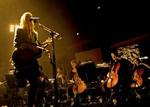 Musik. Sangerinden Tina Dickow er en af de musikere, der har optrådt sammen med DR's UnderholdningsOrkester. Billedet er fra koncertfilmen 'True North' (2011). 