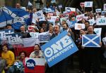 OPBAKNING. Førsteminister Alex Salmond med støtter under en demonstration i Edinburgh til fordel for løsrivelse op til folkeafstemningen 18. september. 
