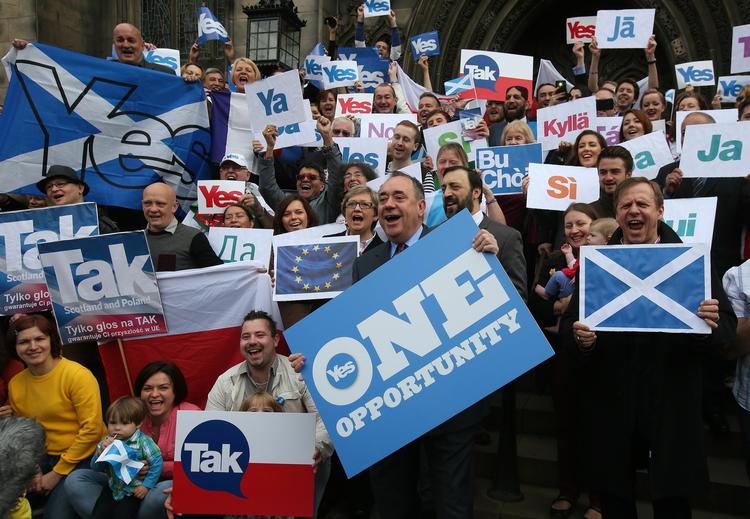 OPBAKNING. Førsteminister Alex Salmond med støtter under en demonstration i Edinburgh til fordel for løsrivelse op til folkeafstemningen 18. september. 