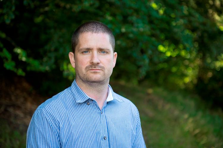 mrsa-ramt. kenneth Sørensen har kvittet sit job på en svinefarm. Og han vender ikke tilbage til staldene, før MRSA-bakterien en dag er udryddet. 