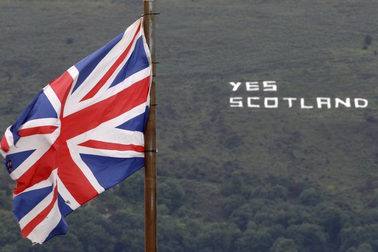 AFSTEMNING. Flaget er britisk, men teksten på bjerget opfordrer til et ja til skotsk løsrivelse fra unionen. 