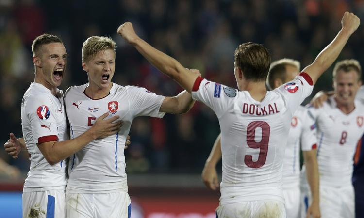 2-1. Jublen var stor hos Borek Dockal og de øvrige tjekkere efter den overraskende sejr i Prag. 